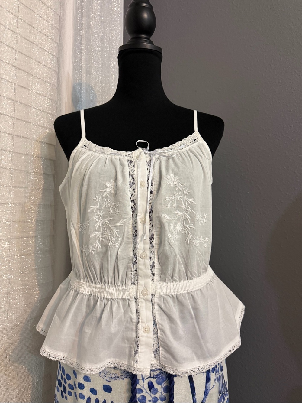 Universal Thread White Embroidered Peplum Cami – Size M